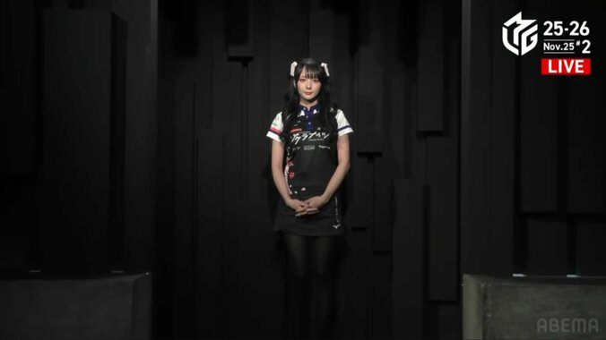 美脚がすごい！岡田紗佳、ロングヘア＆ツインテール＆リボンもばっちり