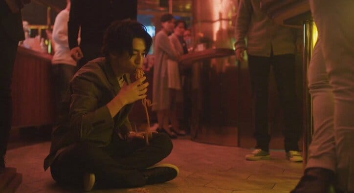 三浦翔平、床に落ちたパスタを食べ「うめえ！」 伝説のシーンと話題に『会社は学校じゃねぇんだよ』第2話 4枚目