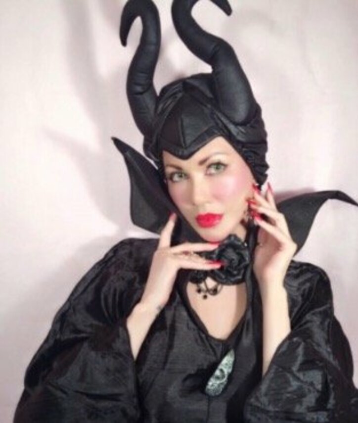 叶恭子、ファビュラスなマレフィセントのコスプレを披露「セクシー過ぎるアメージングな美しさ」