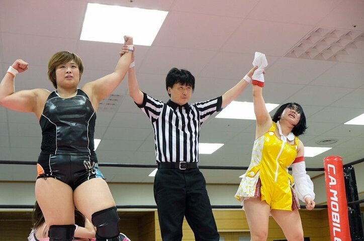 コーナー上から中指を立てる!才木玲佳&伊藤麻希、アイドル連合軍でタイトル前哨戦に快勝