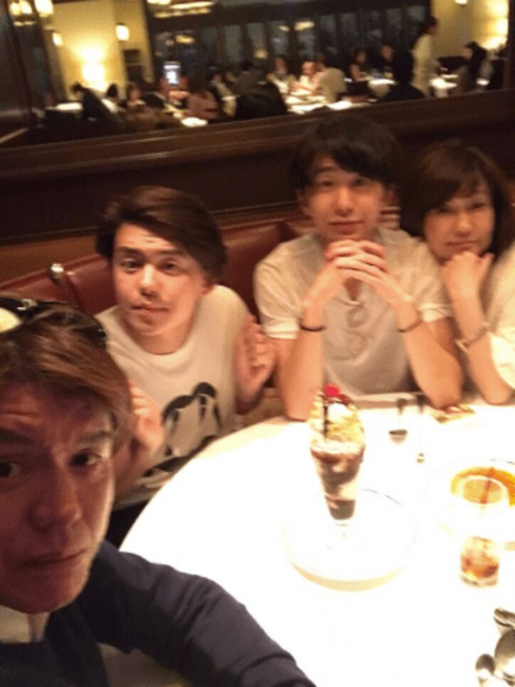 ヒロミ 家族4人の集合写真を公開 次男がヒロミに激似と話題 話題 Abema Times ヒロミ 家族4人の集合写真を公開 次男がヒロミに激似と話題 話題 Abema Times