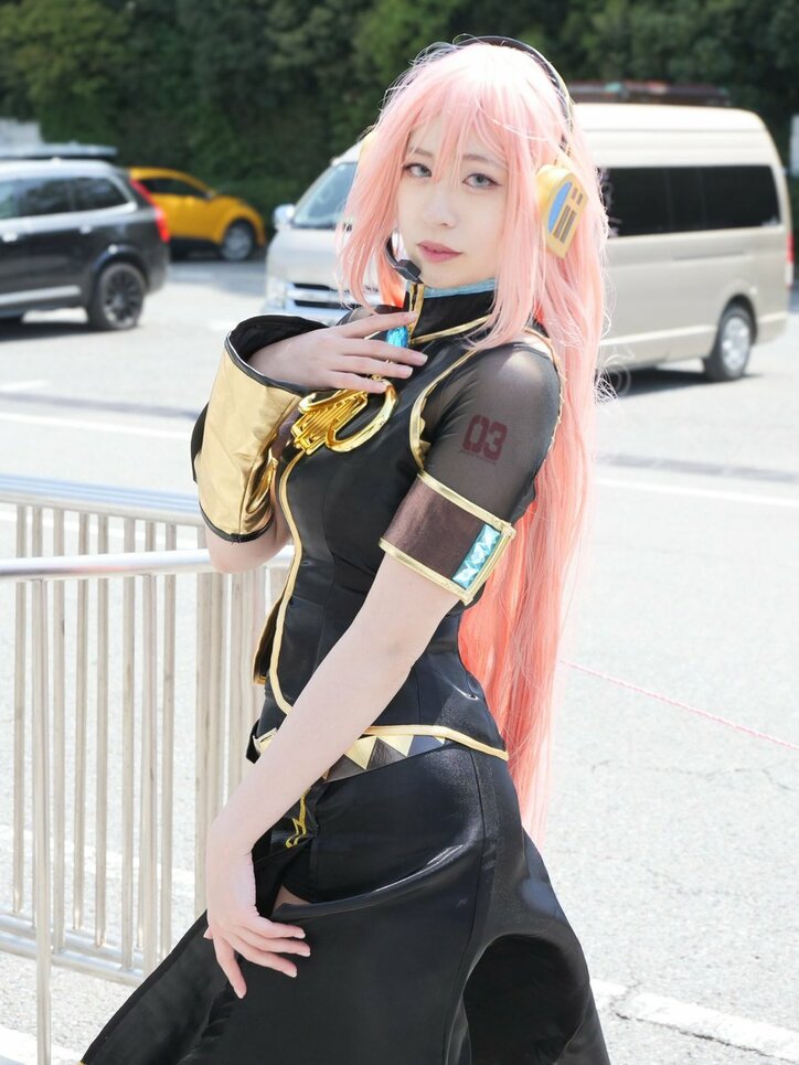 [Photos/Images] Holding down her costume in strong winds... What she aimed for with her cosplay as Megurine Luka was the "kind older sister vibe" 1st