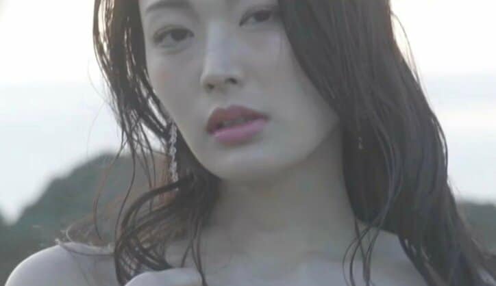 【写真・画像】「網タイツに穴が空いてるやつ」元客室乗務員グラドル・風吹ケイのプライベートコスプレに共演者らが興味津々「見たい!」 1枚目