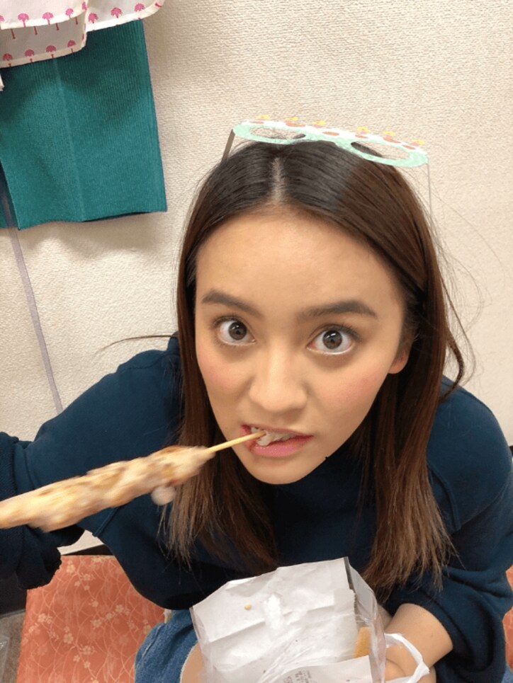 「何やっても可愛い」岡田結実、焼き鳥を必死に食べる姿に絶賛の声