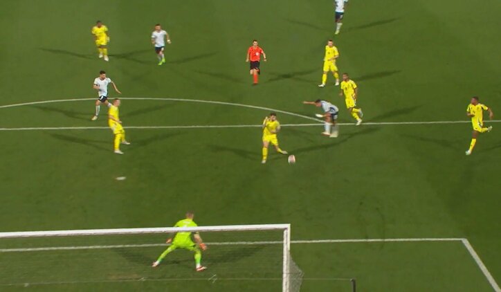 【映像】3人に囲まれながら飄々とゴールを決めた瞬間