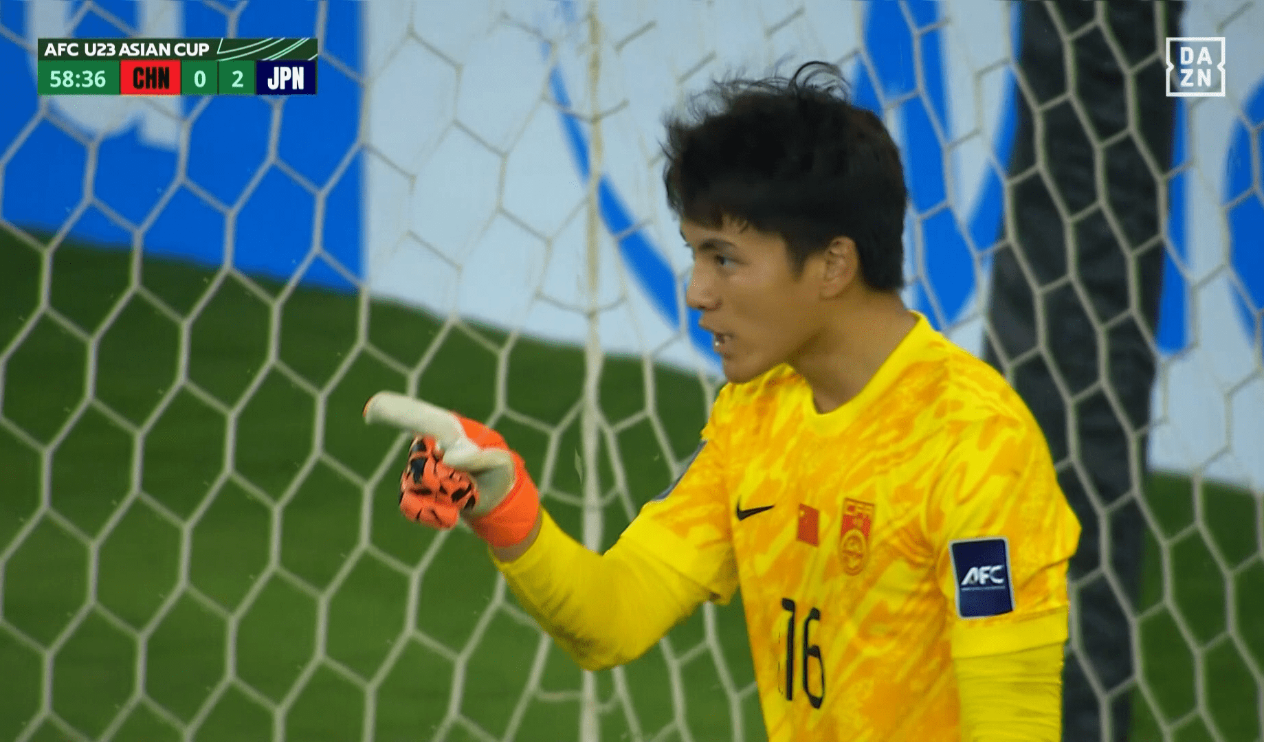 佐藤を挑発する中国GK