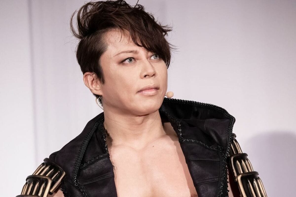 西川貴教の50代と思えないムキムキ“HOT LIMITスーツ”ショットに「強さ 