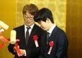 藤井聡太棋王「よいしょー!」歴代棋王とともにニコニコで鏡開きに参加/将棋・棋王戦50周年記念祝賀会