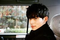 岡田健史の微笑みショットに「むりイケメンすぎ」「え？すき」「はい、結婚」の声