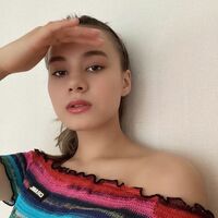 NiziUニナの“おでこ全開”なカシューシャショットに「恐ろしく綺麗で美しい16歳」「ハリウッド女優みたい」の声