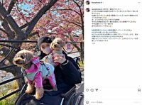 広田レオナ、62歳の誕生日を報告し最新ショット公開「今年は娘もワンコも一緒です」