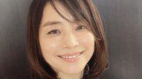 石田ゆり子(54)「ふたりともやたら可愛いぞ 可愛いぞーっ！」自宅に来たフリーアナウンサー・有働由美子(55)と愛犬・雪がじゃれ合う動画