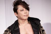 西川貴教の50代と思えないムキムキ“HOT LIMITスーツ”ショットに「強さ増し増しの戦士感」「むちむち感がやばい」の声