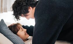 浅香航大、トリンドル玲奈に“ベッドドン”！見つめ合い…スタジオ騒然「過激！」『私たち結婚しました 2』第8話