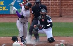 なんだこれは… 菅野智之の魔球が燃えた？「煙が出たw」スイーパーが落ちた瞬間に“思わぬハプニング”「珍プレー行き」