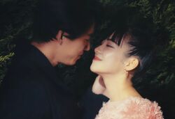 低身長モデル美女、狙ってるイケメン社長をこっそり呼び出し自らキス！「チューしないと壁がなくならないから…」