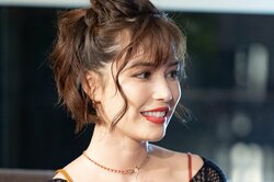 「ミニデヴィ夫人だ」貫禄の22歳ハーフグラドル、ギリギリ丈の太もも全開ミニスカで合コンに降臨！「ラスベガスと東京のシティーガールです」 