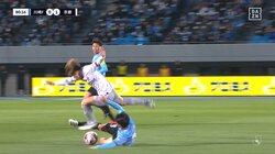 こんなんでファウルかよ！川崎・佐々木旭がボールにスライディングもイエローカード！厳しい判定にファン疑問の声「イエローではないんじゃ？」「ナイディーだろ」