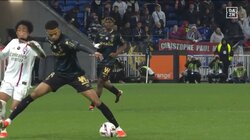 「ひでえ」「完全に殴ってる」長身FWの右ストレートで一発ノックアウト　不意のグーパンチが顔面直撃で転倒悶絶の瞬間「顔にモロ入ってる」