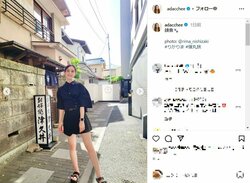 足立梨花、美脚際立つショートパンツ姿を披露 「スタイル抜群！！」「おしゃれでエレガント」の声