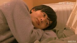 枕元で「俺の方が好き」 SixTONES・松村北斗似俳優が女優にベッドで大胆行動