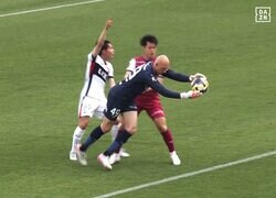 SNS騒然！「ギリアウトでは笑」岡山GKが疑惑の“曲芸ハンド回避”「絶対キャッチしたまま出ただろw」「上手いね」微妙すぎる一部始終にファン注目