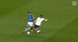 「そりゃカードだろ！」親善試合で90分に5回もファウルしたイングランド代表　あわや大怪我の極悪アフタータックルに厳しい声殺到「荒すぎ！危険すぎ！」