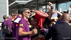 バルサ来日で大熱狂！ ヤマルは“スタッフ制止”の珍事？ ペドリやレヴァンドフスキらが“神対応”笑顔でファンサービス