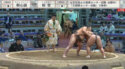 「気になって相撲に集中できない」まだ客もまばらな大相撲中継に“人気芸人”の姿 「どんだけ好きなんだ」「こんな早い時間帯から」驚きの声