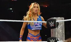 美女レスラー、突然Tシャツを破り捨て“変な動き” 「チアリーダーの身体能力はガチ」ファン騒然