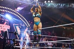 “マッチョすぎる”女子レスラーが圧巻の筋トレ映像を公開…タイトル初挑戦間近のバチバチ“煽りV”にファン興奮「他選手とは一味違う」