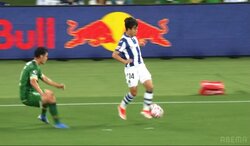 久保建英の“絶妙フリック”で一気にスイッチ！ ソシエダが“衝撃のポゼッション”でヴェルディを完璧に崩し切った一部始終「これが世界なんだよな」「上手すぎて笑うしかない」