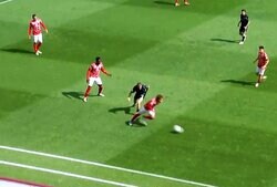 「もはや美しい」佐野海舟が“ドイツの至宝”から完璧ボール回収！「ヴィルツを簡単に封じるのエグいって」「まじですごい」スタジアム＆ベンチが大喝采の瞬間