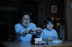 吉田鋼太郎のお父さん姿解禁　FFのやりすぎで妻・財前直見に叱られる！？