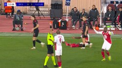 ボール触ってないのに！？ 南野拓実の同僚、“まさかの退場劇”で騒然…中継が捉えた「不必要すぎる」動きにファン呆然