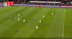 「ベッカムかよ！」「上手すぎる」 40メートル級の“超絶ロングフィード”が炸裂した瞬間　ストライカーながら高精度パスを放ったFWケインのスーパープレー