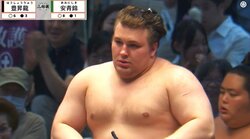 「嘘だろ！」安青錦、痛めた“左足を浮かしながら”横綱・豊昇龍を豪快に投げる「左足かばいながらこの相撲」驚愕の声相次ぐ