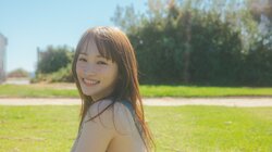 俳優・川栄李奈、笑顔と美ボディ映える水着先行カット公開 1st写真集『youphoria』