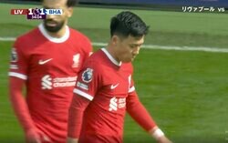 おい、簡単に倒れんなよ！「怖っ…」「エグいな」リバプール遠藤航が“球際が強すぎる”爆速タックルで吹っ飛ばした瞬間　潰し屋が本領発揮した衝撃デュエル