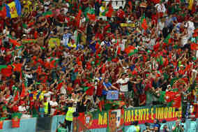 【W杯】「上司は在宅勤務と思っている」　W杯観戦ファンが掲げた“衝撃告白”に爆笑「メンタル強いな」