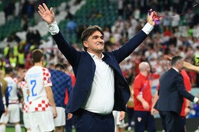 【W杯】クロアチア監督、試合後の“お辞儀の過去”を母国紙が回顧　「涙ながらに同じことを…」