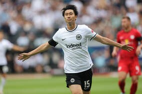 フランクフルトの「欧州CL用ユニフォーム」発表！ 鎌田大地が「シンプル・イズ・ザ・ベスト」と感想を述べた新ユニは、守田英正との日本代表対決で着用へ