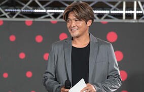 「母国ですか？笑」「現地の方？」W杯ナビゲーター・大久保嘉人氏、民族衣装姿が大好評「伸二さんといい…」