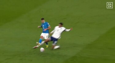 そりゃカードだろ！」親善試合で90分に5回もファウルしたイングランド