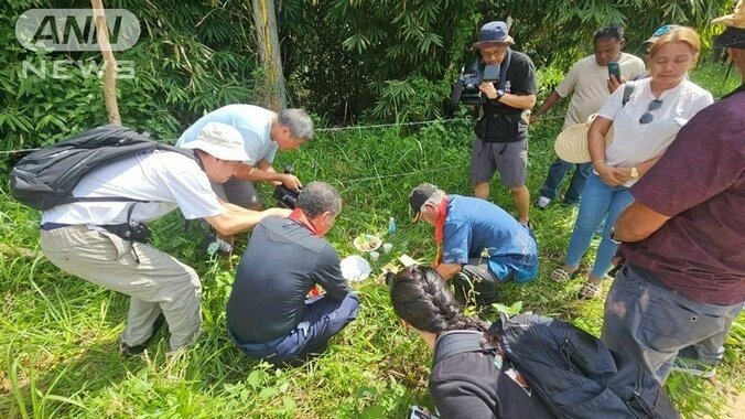 サムエルさんの父の殺害場所で線香をあげる日本から来た親族