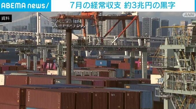 コンテナが並ぶ港