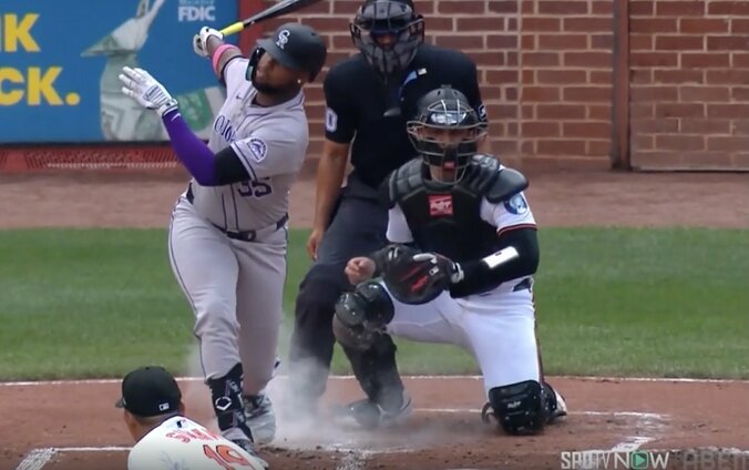 【写真・画像】どこに怒れば… 菅野智之に“打者がイライラ”「そらキレる」連続三振でバットを思い切りブン投げる「飛ばしすぎw」　1枚目