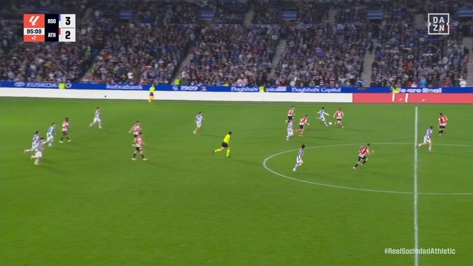 久保建英、2度倒されても…「絶対渡さない」粘りの鬼ディフェンスでイエローカード誘発「意志を感じる守備」 3枚目