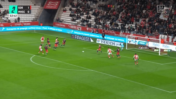 SNS沸騰！日本代表ウイングが“鋭利すぎるキックフェイント”で敵DF翻弄「敬斗くんうますぎ」「キレキレやん」決定機演出の瞬間 4枚目