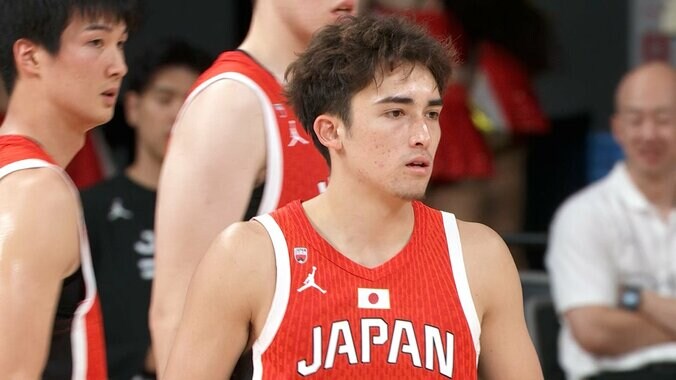 「美男美女すぎてビビる」テーブス兄弟の“パパ＆ママ来場”にSNS騒然！「あまりにも似ている」「息子２人が日本代表なんてすごい」【バスケ男子】 4枚目